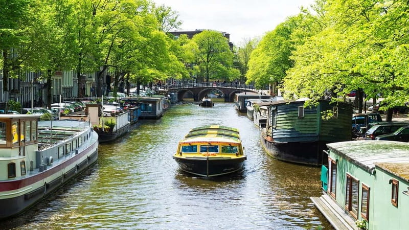 Amsterdam canal cruise with culinary burger or cheese & wine - Food details that match the cruise length (and how they keep it enjoyable)