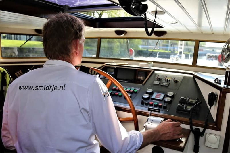 Amsterdam canal cruise with culinary burger or cheese & wine - Price and value: what $40 really covers