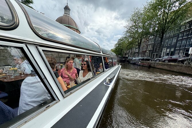 Amsterdam Cheese and Wine Canal Cruise - A 1-hour canal cruise that tastes like Amsterdam