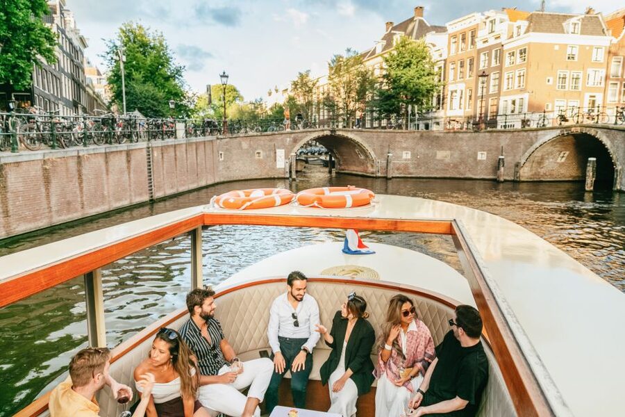 Amsterdam: Classic Boat Cruise with Optional Cheese & Wine - Practical tips so you get the best hour