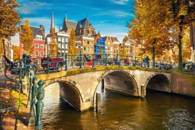 Amsterdam Classic Saloon Boat Cruise with Drinks and Cheese - Anne Frank House: seeing the canal-side context