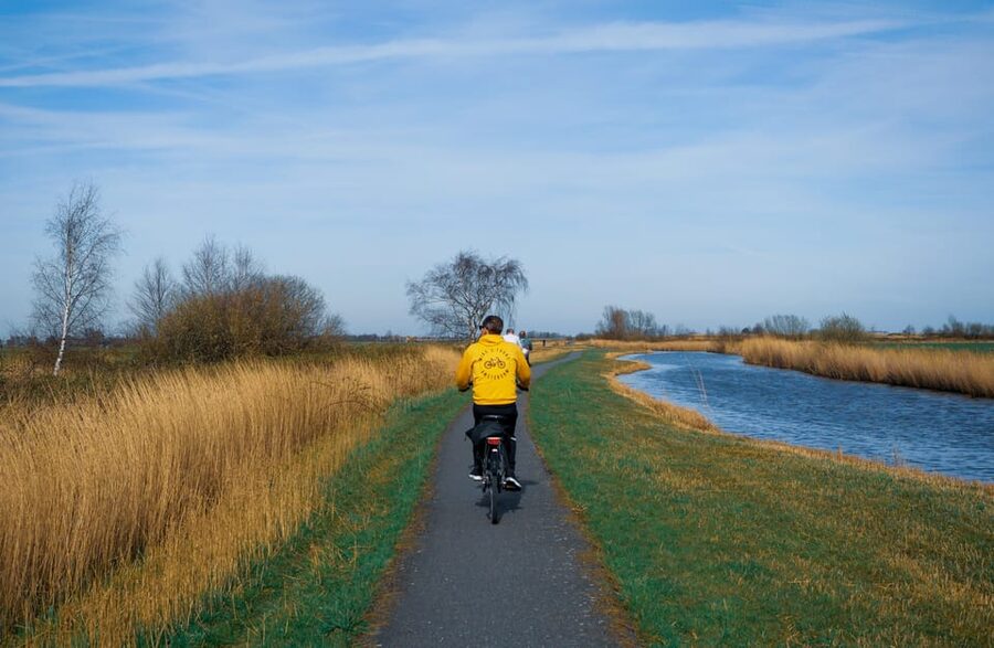 Amsterdam: Dutch Countryside E-Bike with Cheese & Clogs - Broek in Waterland and Monnickendam: two ways to experience small-town Dutch life