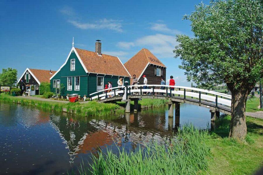 Amsterdam: Experience Zaanse Schans Windmills & Cheese Farm - Windmills: how to enjoy the village without burning your time