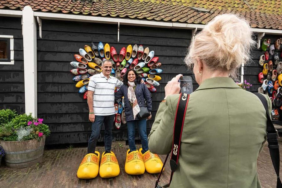 Amsterdam: Experience Zaanse Schans Windmills & Cheese Farm - Using the hop-on hop-off bus once you’re there