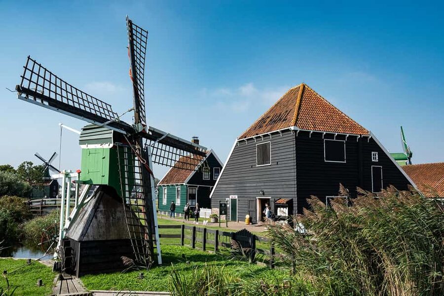 Amsterdam: Experience Zaanse Schans Windmills & Cheese Farm - What to do for food: De Kraai and smart timing