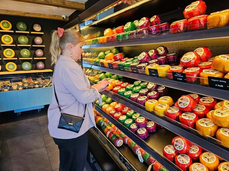 Amsterdam: Live GuideD Giethoorn Boat Tour & Cheese Platter - Live Commentary + Cheese Platter: A Snack That Actually Fits