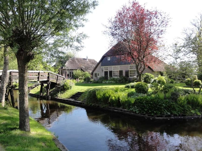 Amsterdam: Live GuideD Giethoorn Boat Tour & Cheese Platter - After the Cruise: Exploring Giethoorn on Your Own Time