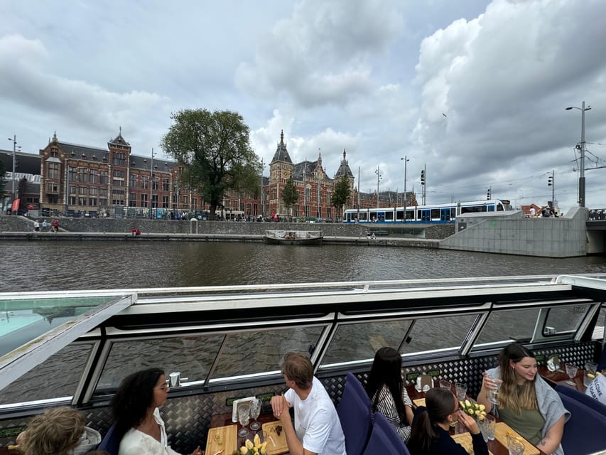 Amsterdam: Luxury Cheese & Wine Canal Cruise - The tasting setup: Dutch cheese, dip, grapes, and cheese crackers