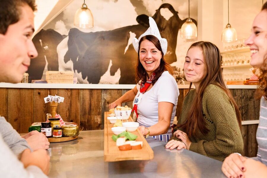 Amsterdam: Premium Henri Willig Cheese Tasting Experience - Drinks Pairing: How Wine, Beer, and Port Change the Bite