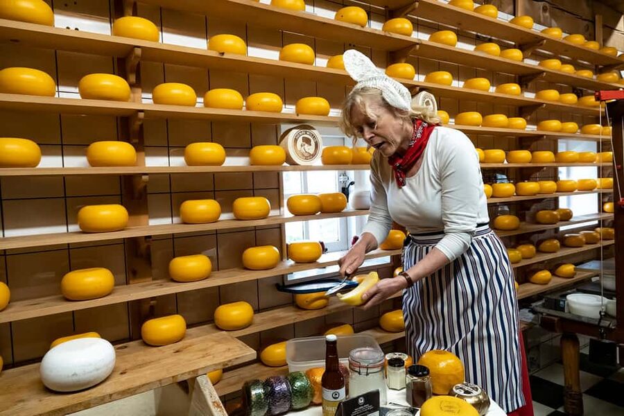 Amsterdam: Traditional Cheese Market Tour to Alkmaar - Entering the market at 10:00: handclaps, trading, and cheese-girl showmanship