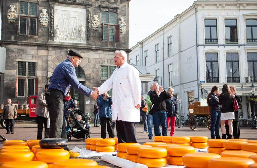 Amsterdam: Traditional Cheese Market Tour to Alkmaar - Who should book this Alkmaar cheese market day trip (and who shouldn’t)