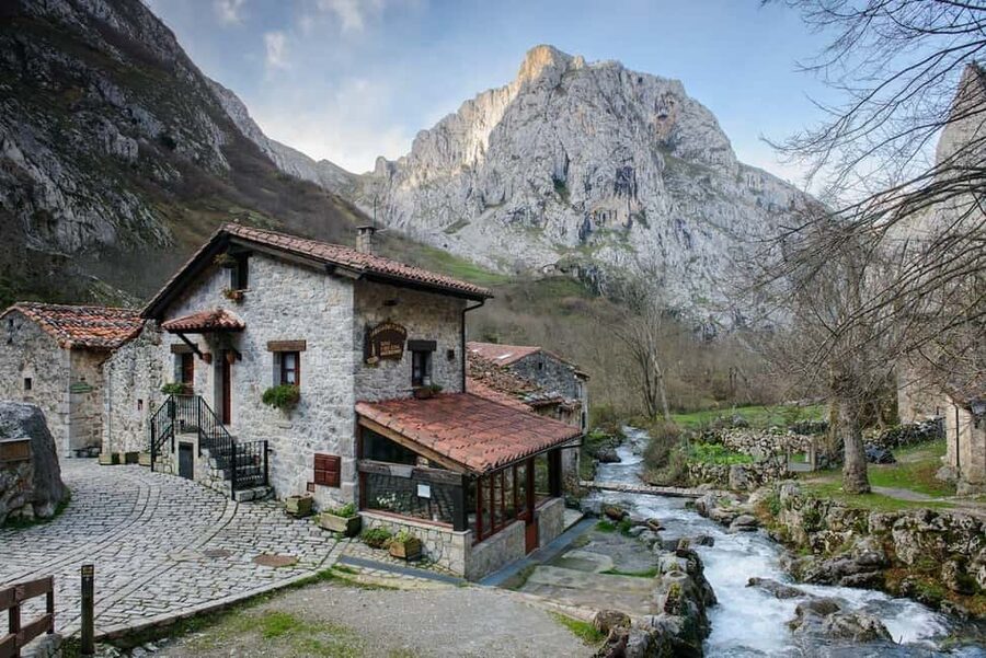 Bulnes: Excursion with funicular and Cabrales cheese cave in the Picos de Europa - The underground funicular to Bulnes: fast ride, low sightlines