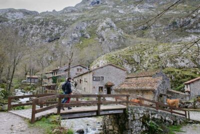 Bulnes: Excursion with funicular and Cabrales cheese cave in the Picos de Europa - Poncebos and La Garganta Divina: where to focus your attention