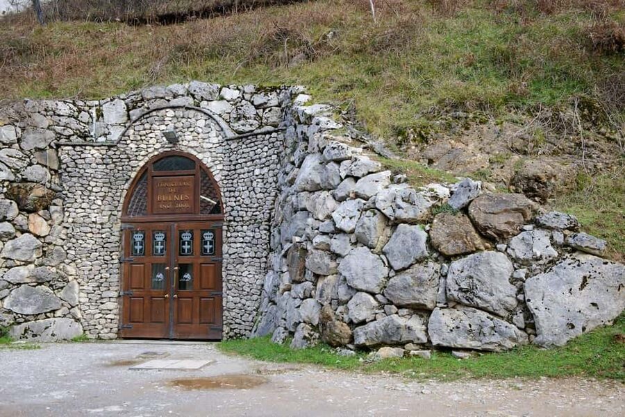 Bulnes: Excursion with funicular and Cabrales cheese cave in the Picos de Europa - Cabrales tasting with Asturian cider: how to enjoy it like a local