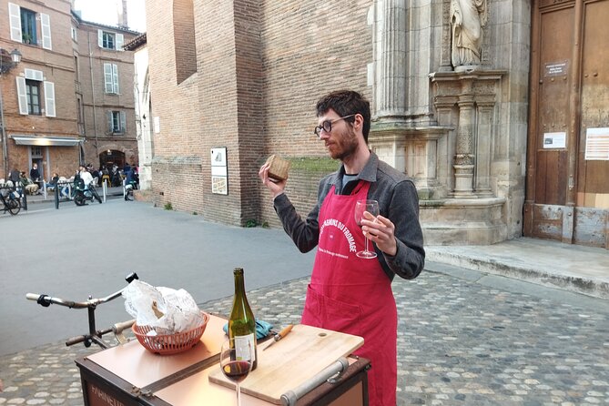 Cheese food-tour through downtown Toulouse - Musée du Vieux-Toulouse area: a quiet courtyard and last cheese