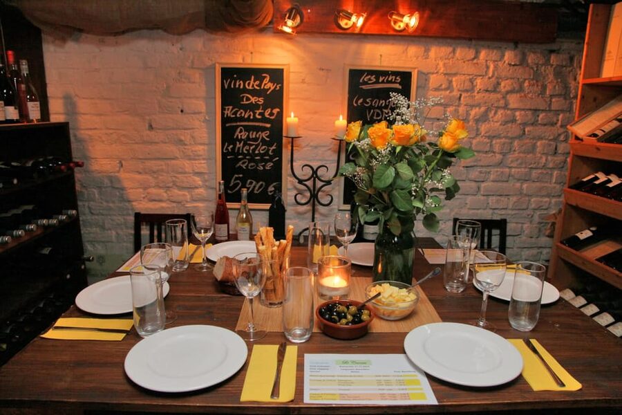 Cologne-Nippes: Cheese and wine with champagne and Grand Cru - Where you meet in Cologne: Le Caveau, Nippes courtyard