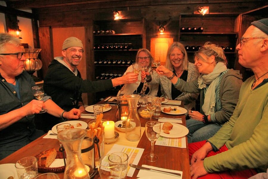 Cologne-Nippes: Gourmet wine tasting with cheese platter - The small details that make it feel like a real evening, not a production