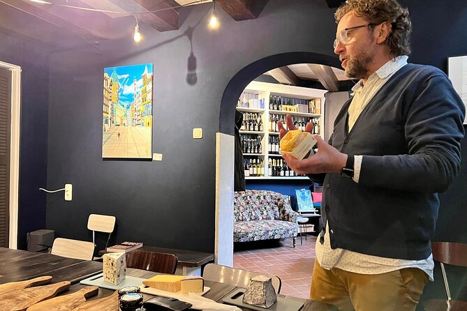 Exclusive Cheese Walk & Dutch Wine Discovery - Passing key landmarks, then moving into the Jordaan