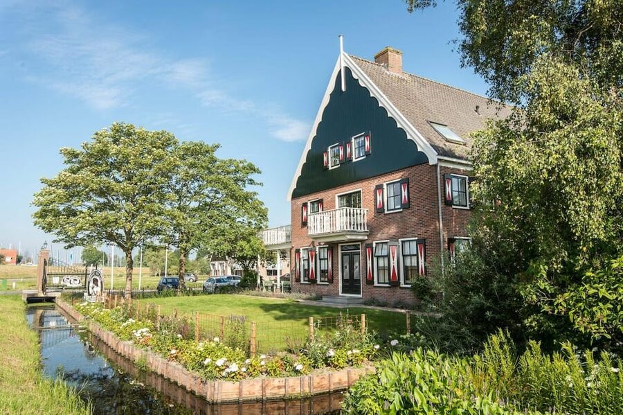 From Amsterdam; Alkmaar Cheese market & Zaanse Schans - After the market: 30 minutes in Alkmaar that actually helps