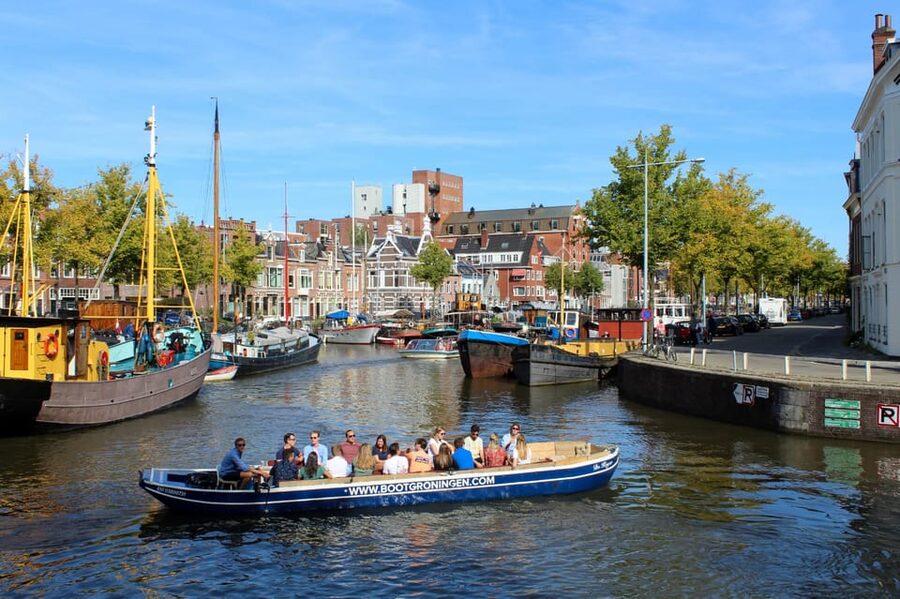 Groningen: Evening Cheese and Wine cruise - The guide factor: friendly, not overbearing