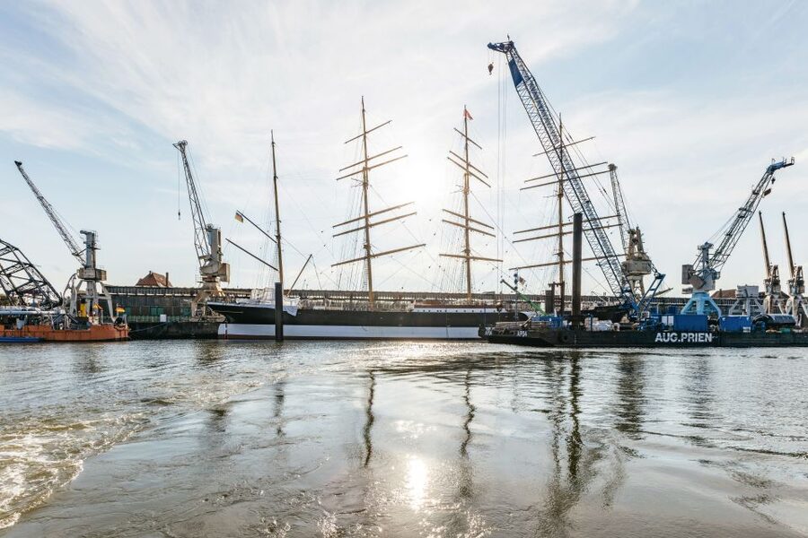Hamburg: Harbor Cruise with Wine and Cheese - Sunset views, heated comfort, and what changes by season