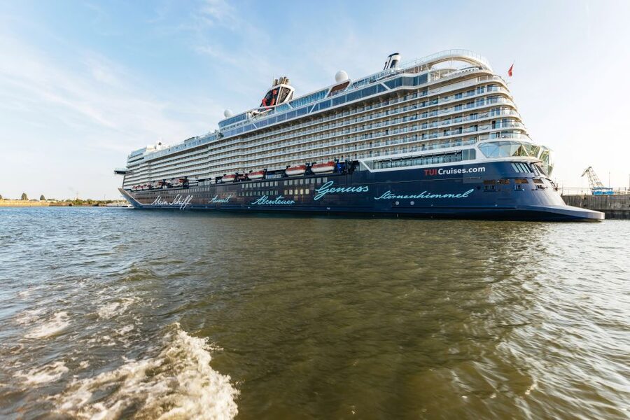 Hamburg: Harbor Cruise with Wine and Cheese - What the live German commentary means for your enjoyment