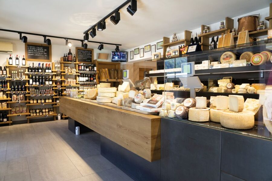Lake Como: Cheese Factory Tour and Tasting in Valsassina - Mastro Casaro: why the tasting feels guided, not just plate-and-pray