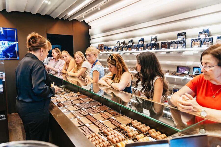 Le Marais Walking Food Tour with Cheese, Wine & Pastries - Pastries, Chocolates, and Sweet Treats: Don’t Walk Past the Lines