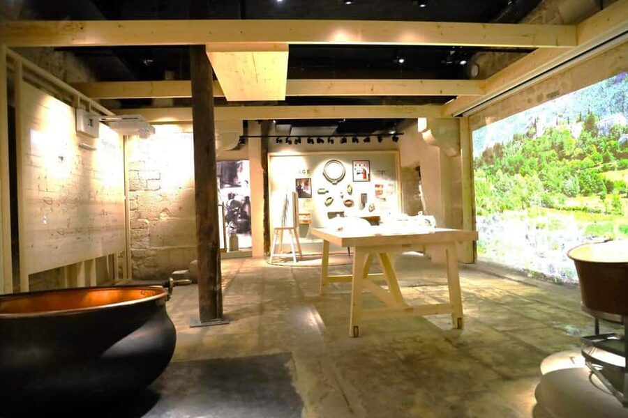 Paris: Living Cheese Museum Guided Tour with Cheese Tasting - What Happens at 39 Rue Saint-Louis en l’Île (And How to Use Your Time)