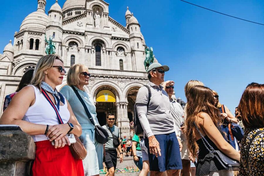 Paris: Montmartre Cheese, Wine & Pastry Guided Walking Tour - The Eight Tastings: What You’ll Actually Be Eating