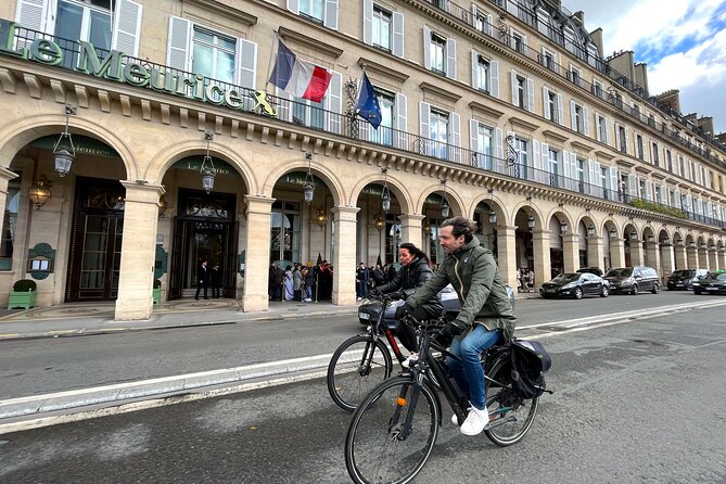 Paris : Private electric bike tour with wine and cheese tasting - Eiffel Tower stop: the symbol moment, with time to shoot photos