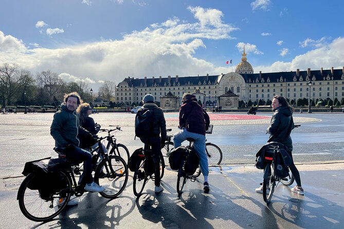 Paris : Private electric bike tour with wine and cheese tasting - Place Dauphine and the last Templar moment