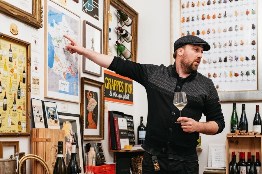 Paris: Wine Tasting Experience with 6 Wines and Cheese Board - Paris Wine Co Boutique: The retro setting that makes tasting easier