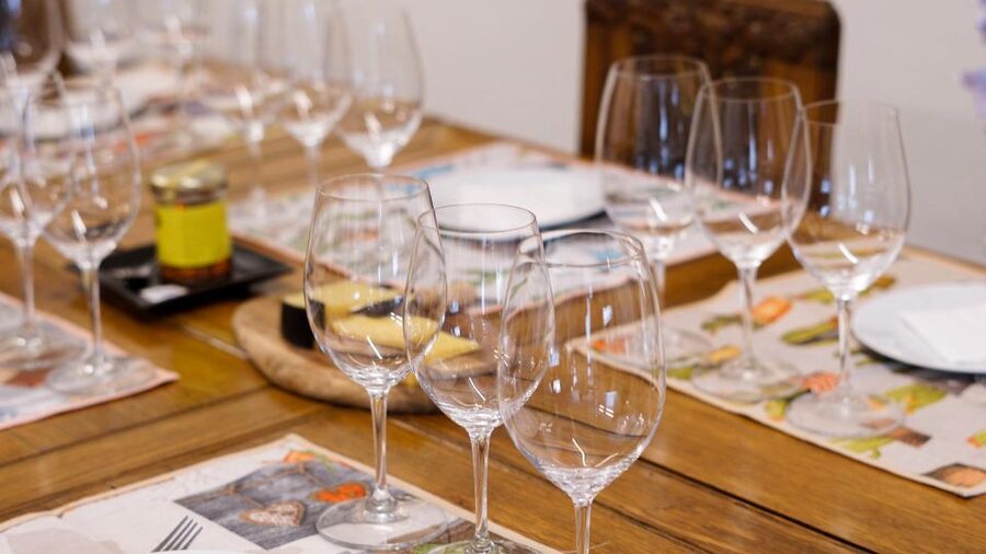 Porto: Cheese and Port Wine Tasting in a Unique Place - Inside a Mercearia in Porto: Why the setting is the whole point