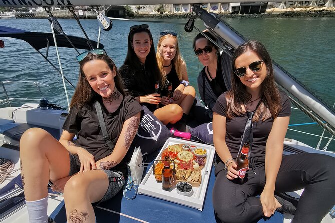 Porto: Wine and cheese tasting on a sailboat on the Douro River - Cheese, charcuterie, tapas bites: how the board works in real life