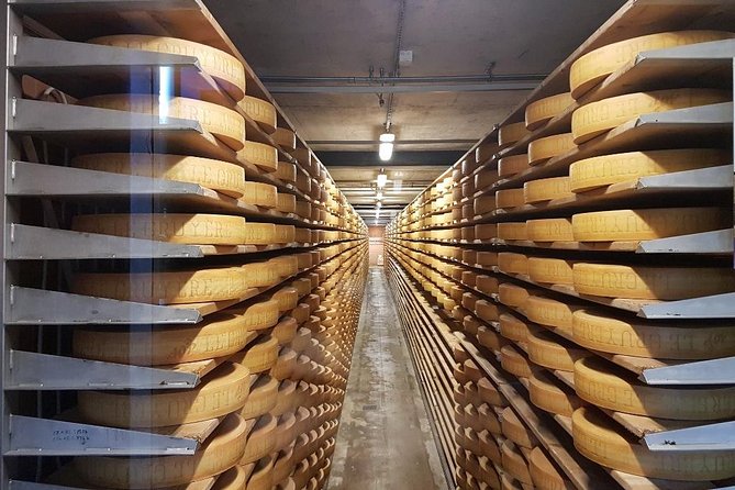 Private Swiss Cheese and Chocolate Tour from Interlaken - Bern: medieval streets, the Münster, and the clock tower