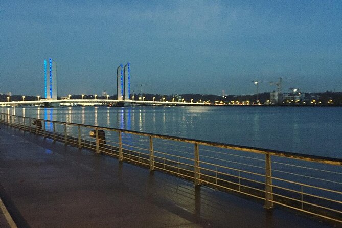 Professional - Bordeaux Wine and Cheese Tasting with a walking tour - Twin houses on the quay: foreign merchants and Bordeaux’s international pull