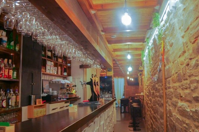 Santiago de Compostela: Cheese and Wine Tasting Experience - What’s included: 3 wines, 3 cheeses, bread, water, and explanations