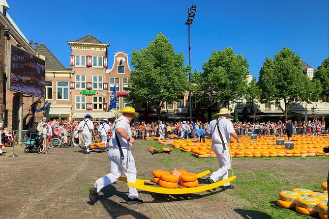Small Group Alkmaar Cheese Market and City Tour <em>English</em> – Key things I’d mark on your plan’ /></p>
<ul>
<li><strong>Max 6 people</strong> keeps this feeling close to private, not a herd.</li>
<li><strong>1.5 hours at the cheese market</strong> is enough time to watch the full rhythm.</li>
<li><strong>Prime viewing with insider help</strong> can place you closer to the action than the average spot.</li>
<li><strong>A Canadian local guide (Jennifer)</strong> explains what matters and why.</li>
<li><strong>You walk the medieval center</strong> between landmark stops like the <strong>Grote Sint Laurenskerk</strong> and the <strong>Stadhuis</strong>.</li>
<li><strong>Dutch cheese tasting is built in</strong>, and you can buy cheese if you want.</li>
</ul>
<h2 id="why-the-alkmaar-cheese-market-still-feels-like-a-tradition">Why the Alkmaar Cheese Market Still Feels Like a Tradition</h2>
<p><img width="669" height="446" decoding="async" src=