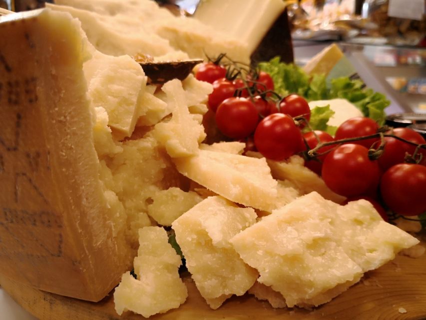 Verona: Cheese Tasting and Pairing - The sensory method: see, touch, smell, then bite