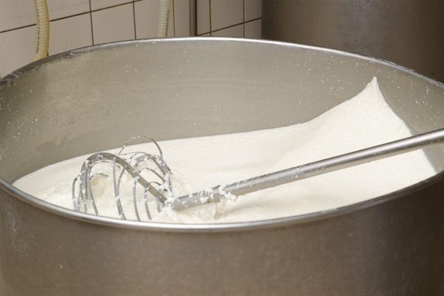 Vico Equense: Tour in the dairy "Mozzarella Experience" - Meeting Antonio in the spinning room: your hands on bocconcini