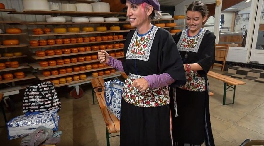 Volendam: Traditional Costume Photo with Cheese & Clog Tour - The cheese guide: how Gouda and Edam move from craft to flavor