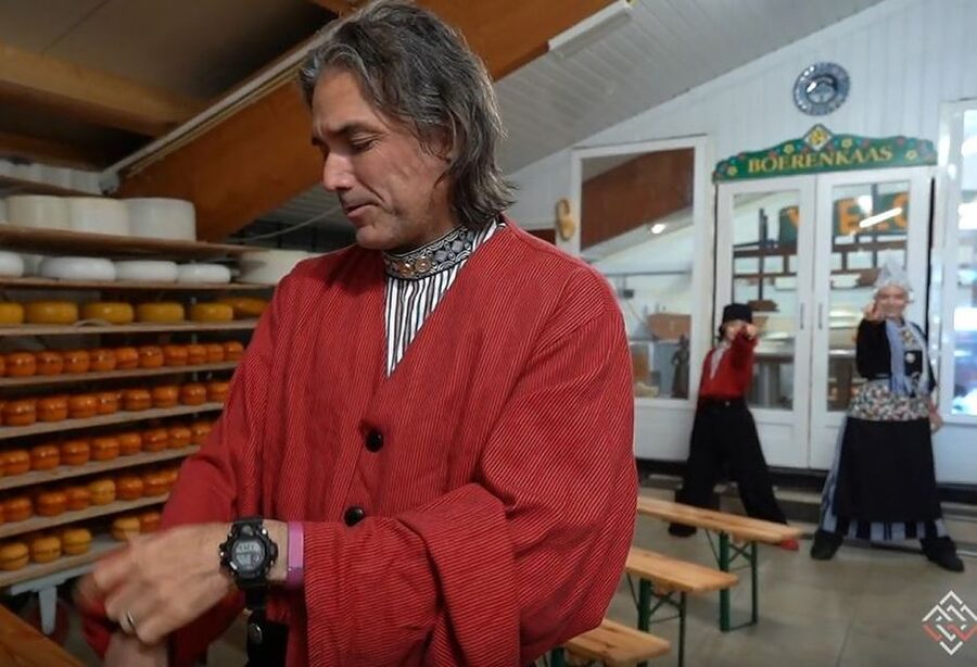 Volendam: Traditional Costume Photo with Cheese & Clog Tour - Clog factory viewing: watching wood turn into footwear