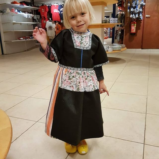 Volendam: Traditional Costume Photo with Cheese & Clog Tour - Shop and tasting time: stroopwafel, fruit wine, and brave cheese samples
