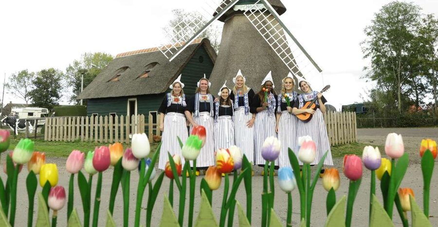 Volendam: Traditional Costume Photo with Cheese & Clog Tour - Small pitfalls to plan for before you show up
