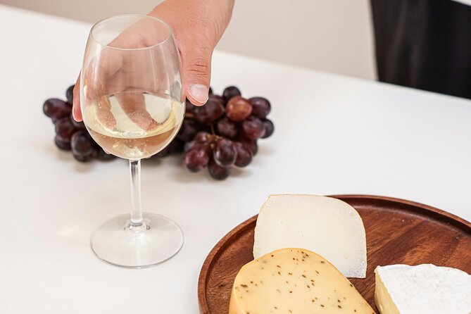 Wine & Cheese in Montmartre: A True Taste of France 6-ppl Max - The wine-and-cheese tasting stop: the real pay-off