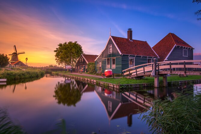 Zaanse Schans and Cheese Tasting Guided Tour from Amsterdam - Getting to the tour start at Stationsplein 4