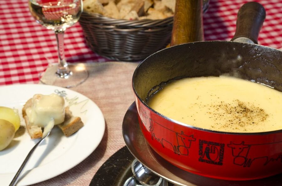 Zurich: Sunset Tour with Cheese Fondue - Sihlquai meetup: where the night starts (and why timing matters)