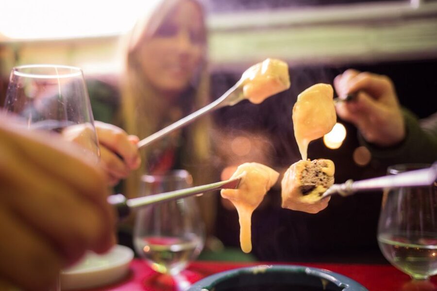 Zurich: Swiss Cheese Fondue and Wine e-Tuk-Tuk Tour - How the 1.5-hour route fits sightseeing and fondue timing